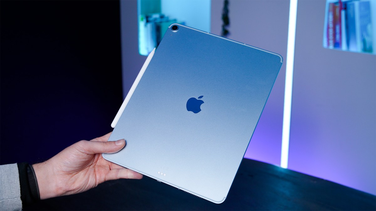 Le dos de l'iPad Air M3 est simple : il n'y a plus qu'une pomme. // Source : Nino Barbey / Numerama Le dos de l'iPad Air M3 est simple : il n'y a plus qu'une pomme. // Source : Nino Barbey / Numerama