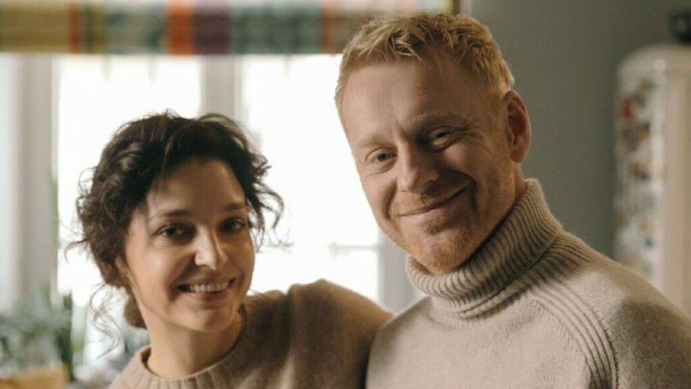 Greta avec son mari, qui prétend s'appeler Jacek, dans Juste un regard // Source : Netflix