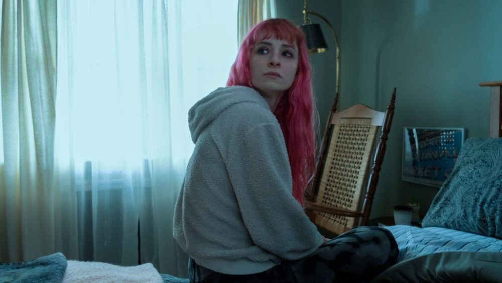 Kacey, la soeur de Mickey dans La rivière des disparues // Source : Max