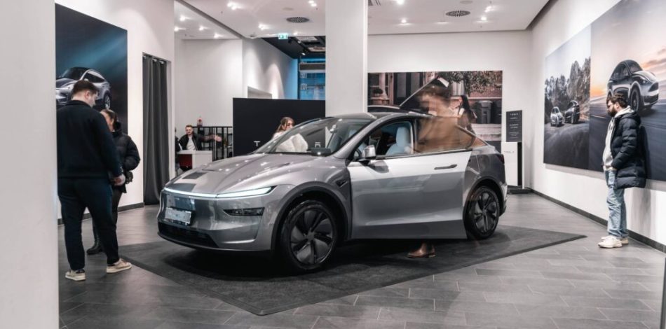 Nouveau Model Y dans un centre commercial de Berlin // Source : Tesla europe Nouveau Model Y dans un centre commercial de Berlin // Source : Tesla europe
