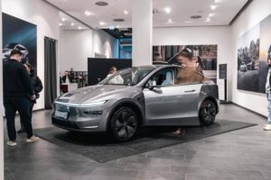 Nouveau Model Y dans un centre commercial de Berlin // Source : Tesla europe Nouveau Model Y dans un centre commercial de Berlin // Source : Tesla europe