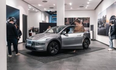 Nouveau Model Y dans un centre commercial de Berlin // Source : Tesla europe Nouveau Model Y dans un centre commercial de Berlin // Source : Tesla europe