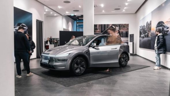 Nouveau Model Y dans un centre commercial de Berlin // Source : Tesla europe Nouveau Model Y dans un centre commercial de Berlin // Source : Tesla europe