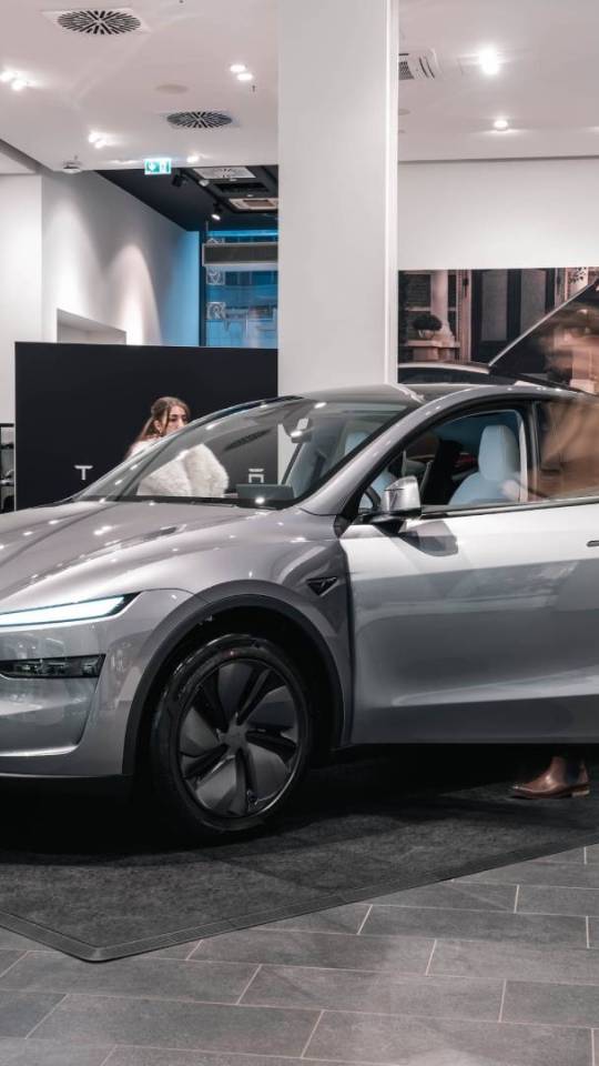 Nouveau Model Y dans un centre commercial de Berlin // Source : Tesla europe Nouveau Model Y dans un centre commercial de Berlin // Source : Tesla europe