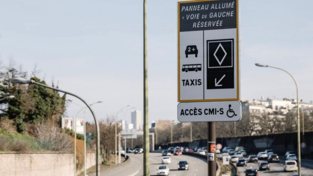 Un panneau signalant la voie covoiturage // Source : Ville de Paris Un panneau signalant la voie covoiturage // Source : Ville de Paris
