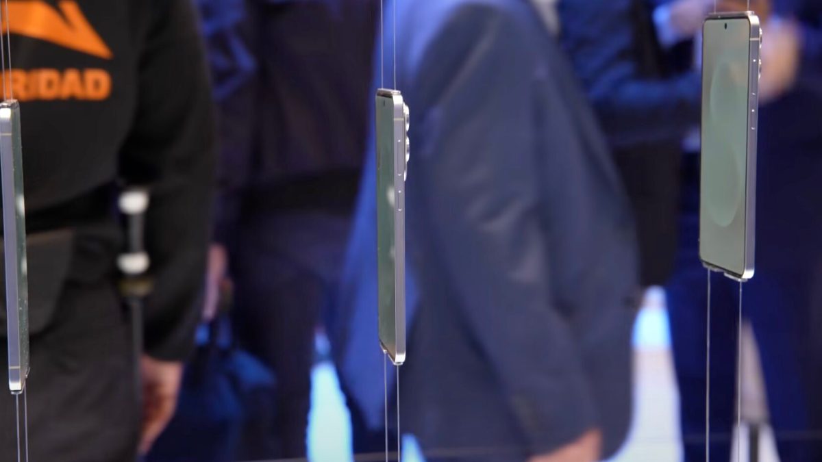 Au MWC de Barcelone, le Galaxy S25 Edge était exposé sous cette forme. Impossible de le toucher. Au MWC de Barcelone, le Galaxy S25 Edge était exposé sous cette forme. Impossible de le toucher.