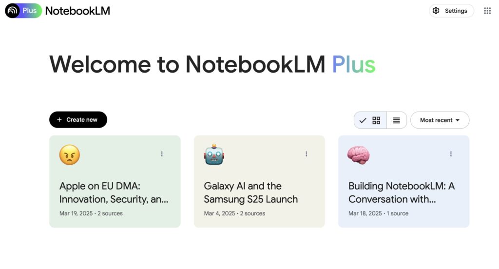 La page d'accueil de NotebookLM, ici avec trois exemples de cahiers. La page d'accueil de NotebookLM, ici avec trois exemples de cahiers.
