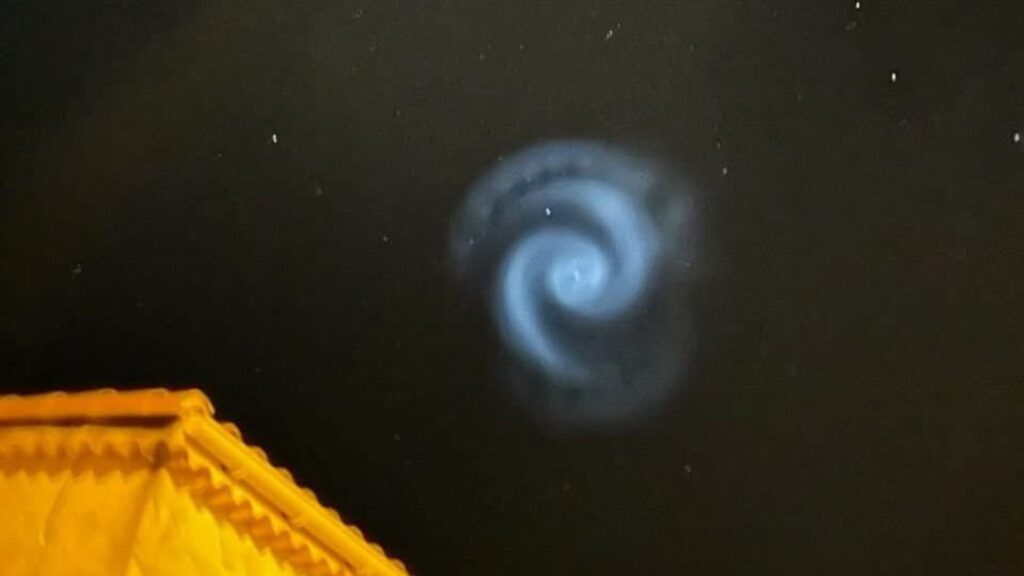 Non, la spirale bleue n'était pas un ovni. // Source : Via X @AssoMeteoCVDL (photo recadrée) Non, la spirale bleue n'était pas un ovni. // Source : Via X @AssoMeteoCVDL (photo recadrée)