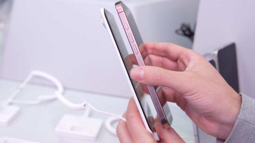 À côté du Tecno Spark Slim, l'iPhone 16 Pro Max a l'air énorme. À côté du Tecno Spark Slim, l'iPhone 16 Pro Max a l'air énorme.