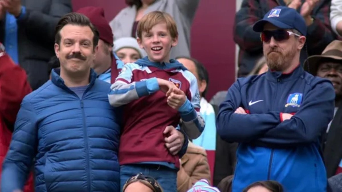 Ted Lasso, son fils et coach Beard. // Source : Apple TV+ Ted Lasso, son fils et coach Beard. // Source : Apple TV+