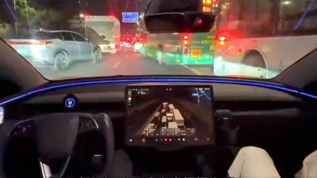 Le FSD de Tesla arrive à gerer une circulation chaotique // Source : Aaron Li via X Le FSD de Tesla arrive à gerer une circulation chaotique // Source : Aaron Li via X