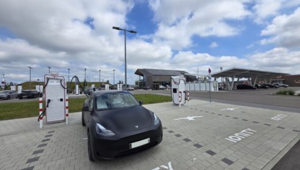 Une recharge chez Ionity pour cette Tesla Model Y // Source : Bob JOUY pour Numerama Une recharge chez Ionity pour cette Tesla Model Y // Source : Bob JOUY pour Numerama