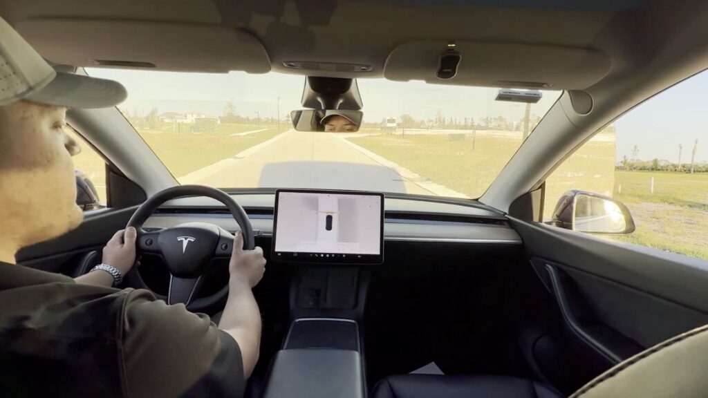 La Tesla ne répère le mur qu'à quelques centimètres près // Source : Kyle Paul via YouTube La Tesla ne répère le mur qu'à quelques centimètres près // Source : Kyle Paul via YouTube