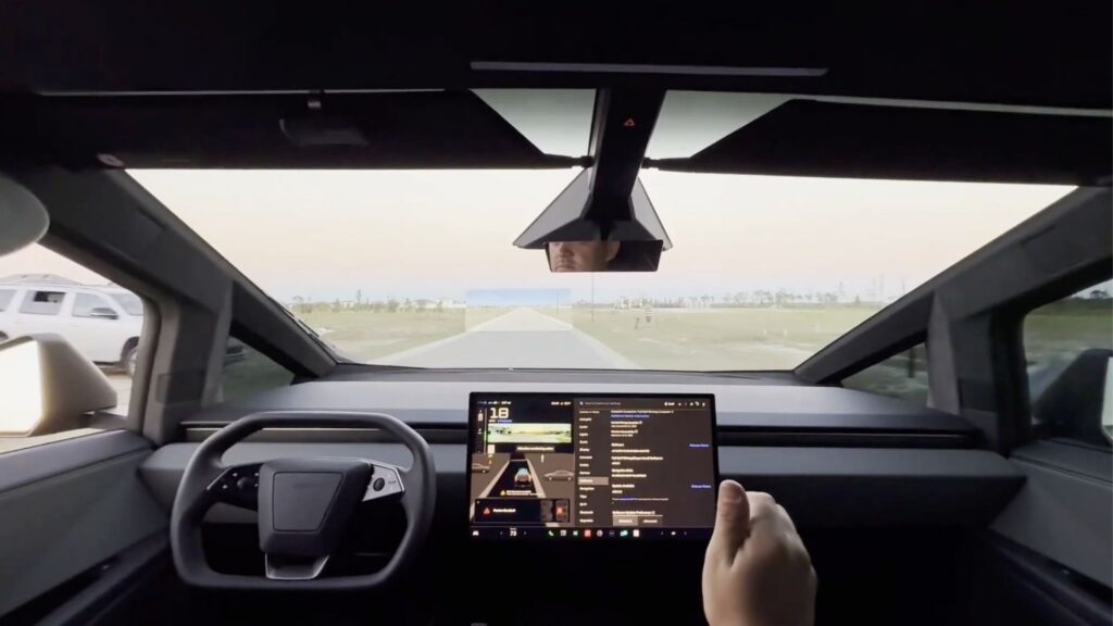 Le test du faux mur a été fait avec un Cybertruck également // Source : Kyle Paul via YouTube Le test du faux mur a été fait avec un Cybertruck également // Source : Kyle Paul via YouTube