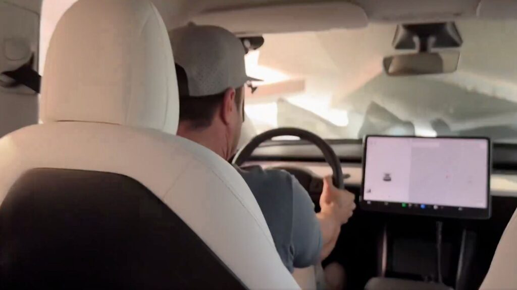 L'Autopilot Tesla testé par un youtubeur américain // Source : Mark Rober via YouTube L'Autopilot Tesla testé par un youtubeur américain // Source : Mark Rober via YouTube
