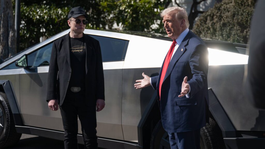 Présentation Tesla à Trump devant la Maison-Blanche // Source : White House sur X (Twitter) Présentation Tesla à Trump devant la Maison-Blanche // Source : White House sur X (Twitter)