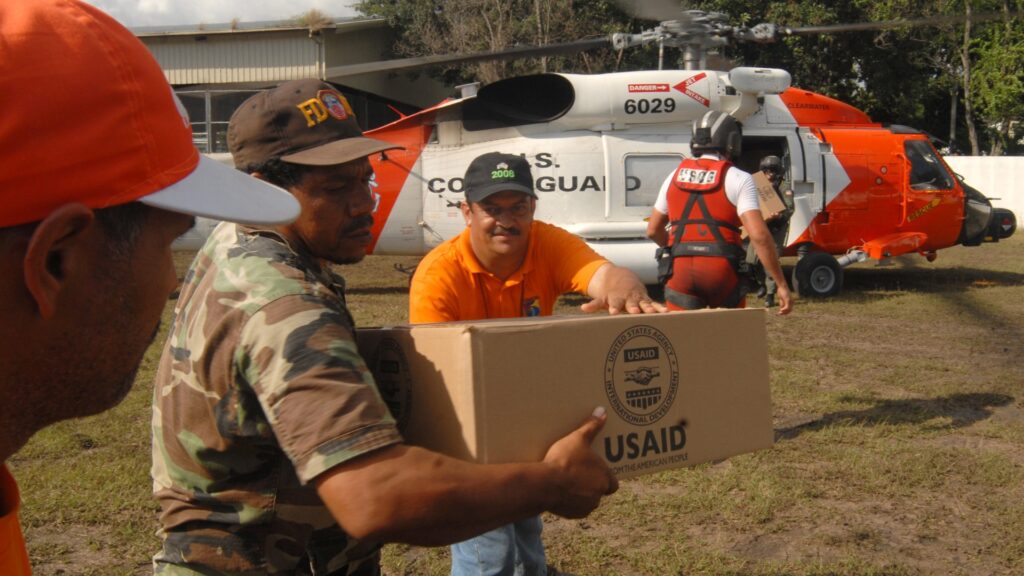 L'USAID apporte une aide humanitaire importante dans le monde. // Source : United States Coast Guard, 2007 L'USAID apporte une aide humanitaire importante dans le monde. // Source : United States Coast Guard, 2007