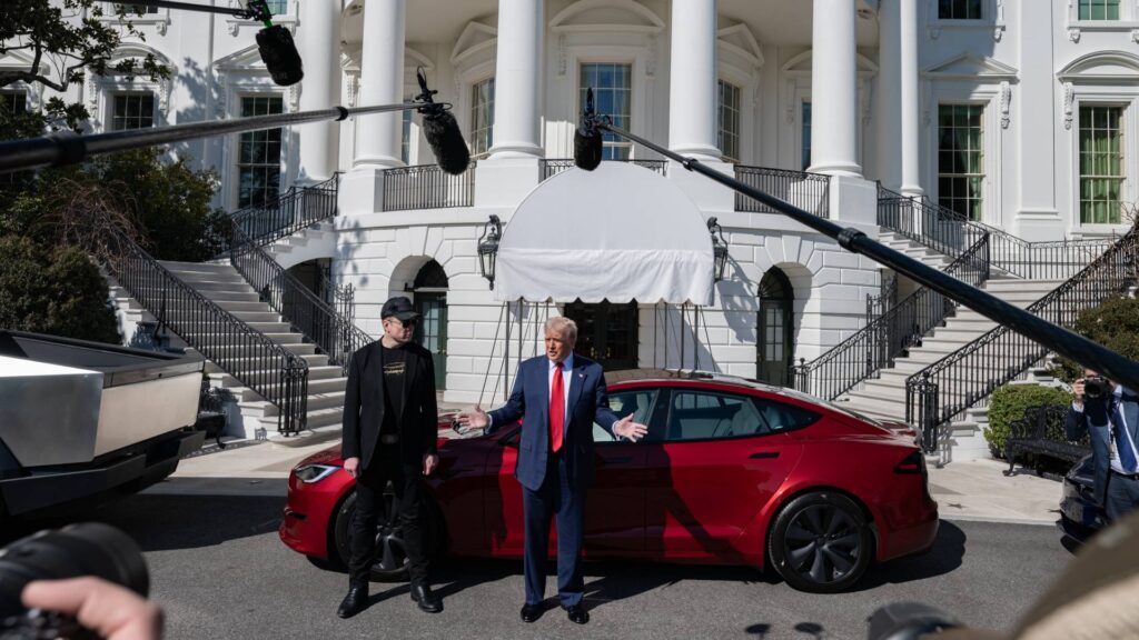 Trump achète une Tesla à la Maison Blanche // Source : White House sur X (Twitter) Trump achète une Tesla à la Maison Blanche // Source : White House sur X (Twitter)
