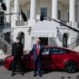 Trump achète une Tesla à la Maison Blanche // Source : White House sur X (Twitter) Trump achète une Tesla à la Maison Blanche // Source : White House sur X (Twitter)
