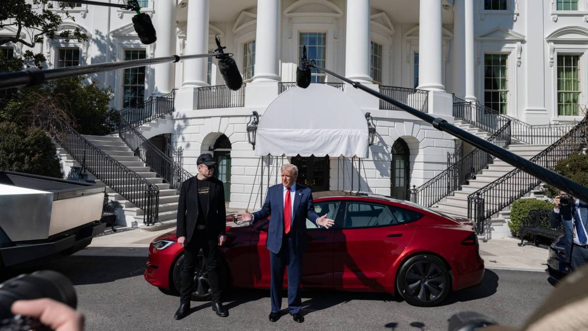 Trump achète une Tesla à la Maison Blanche // Source : White House sur X (Twitter) Trump achète une Tesla à la Maison Blanche // Source : White House sur X (Twitter)