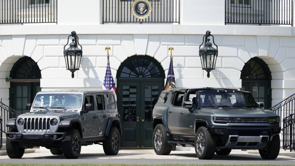 Deux des trois véhicules électrifiés présentés à la Maison-Blanche // Source : White House Deux des trois véhicules électrifiés présentés à la Maison-Blanche // Source : White House