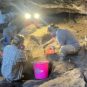 étudiants de l'Université du Kansas qui travaillent dans la grotte // Source : Erika Blecha étudiants de l'Université du Kansas qui travaillent dans la grotte // Source : Erika Blecha