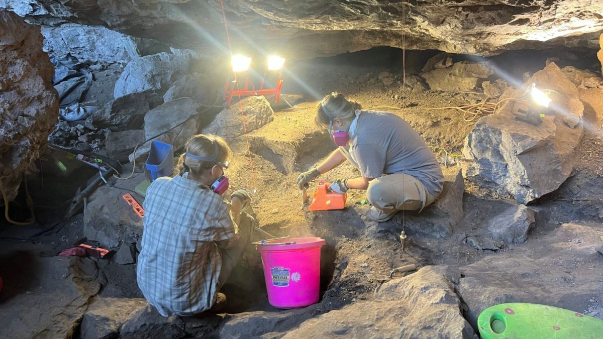 étudiants de l'Université du Kansas qui travaillent dans la grotte // Source : Erika Blecha étudiants de l'Université du Kansas qui travaillent dans la grotte // Source : Erika Blecha