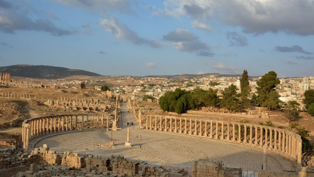 La Place ovale à Jérash et le Cardo maximus dans son prolongement. // Source : Wikimédia La Place ovale à Jérash et le Cardo maximus dans son prolongement. // Source : Wikimédia