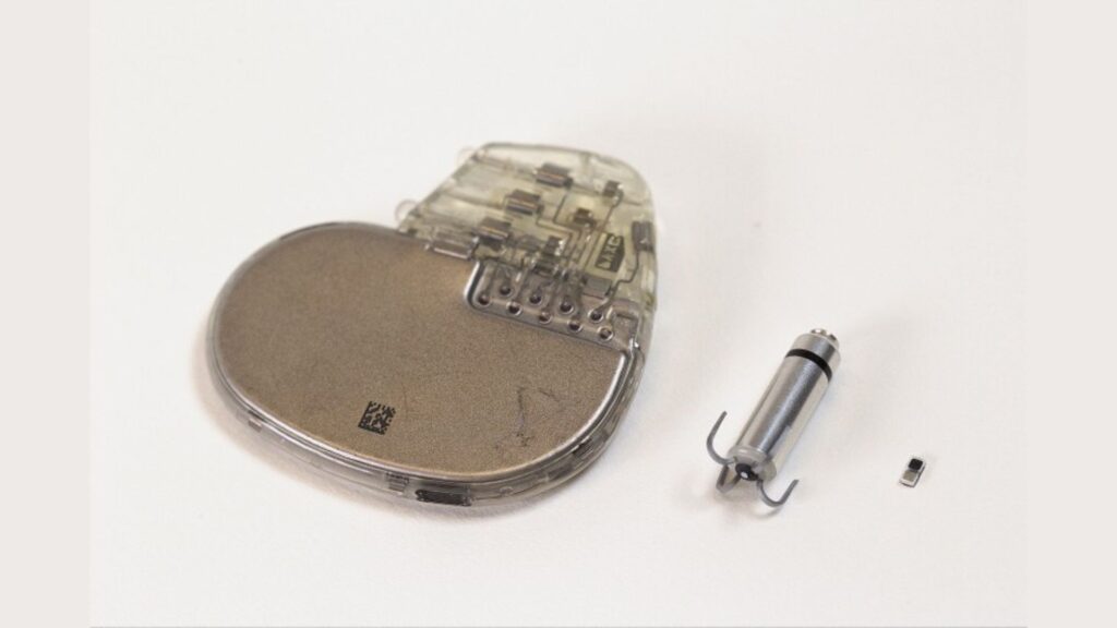De gauche à droite, un stimulateur cardiaque traditionnel, un stimulateur cardiaque sans sonde et le nouveau stimulateur cardiaque. // Source : Northwestern university De gauche à droite, un stimulateur cardiaque traditionnel, un stimulateur cardiaque sans sonde et le nouveau stimulateur cardiaque. // Source : Northwestern university