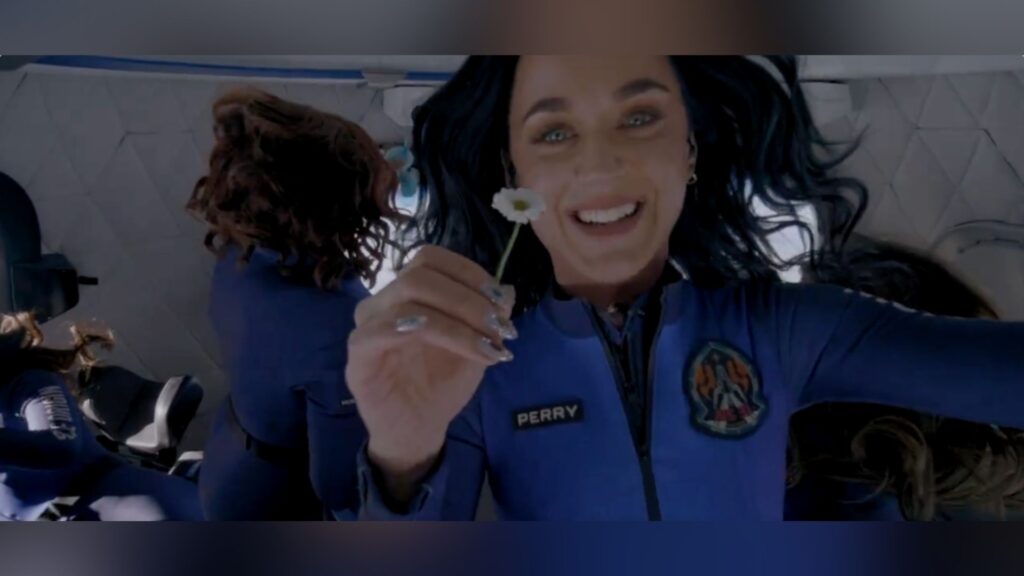 Katy Perry montrant une marguerite // Source : capture écran vidéo X Katy Perry montrant une marguerite // Source : capture écran vidéo X