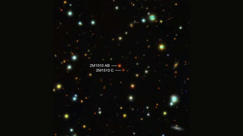2M1510 AB, une paire de naines brunes avec une exoplanète en orbite perpendiculaire // Source : DESI Legacy Survey/D. Lang (Perimeter Institute)