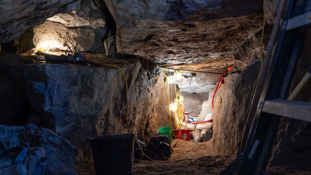 Entrée de la grotte où ont été trouvé le kit de chasse // Source : Robert Greeson Entrée de la grotte où ont été trouvé le kit de chasse // Source : Robert Greeson