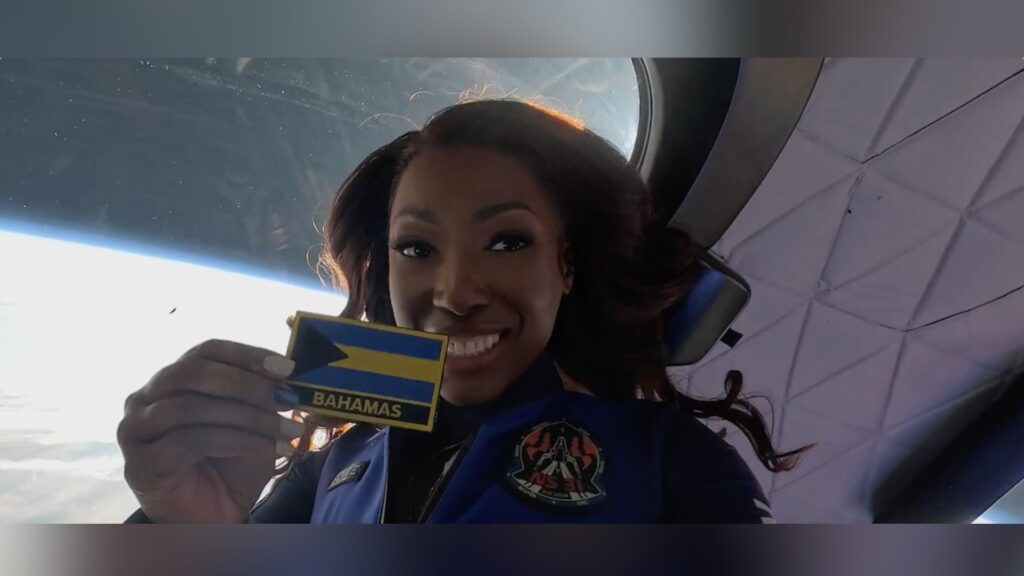 Aisha Bowe, la première personne des Bahamas à visiter l'espace // Source : capture écran vidéo X Aisha Bowe, la première personne des Bahamas à visiter l'espace // Source : capture écran vidéo X