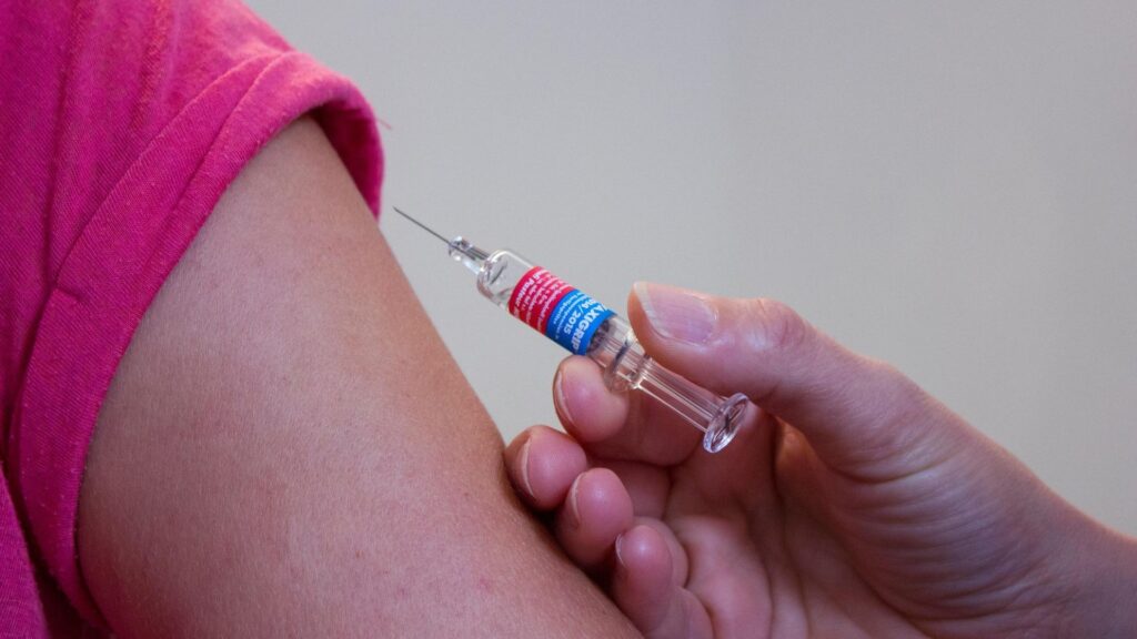 vaccin en train d'être réalisé // Source : kfulhert -Pixabay vaccin en train d'être réalisé // Source : kfulhert -Pixabay