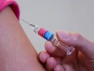 vaccin en train d'être réalisé  // Source : kfulhert -Pixabay
