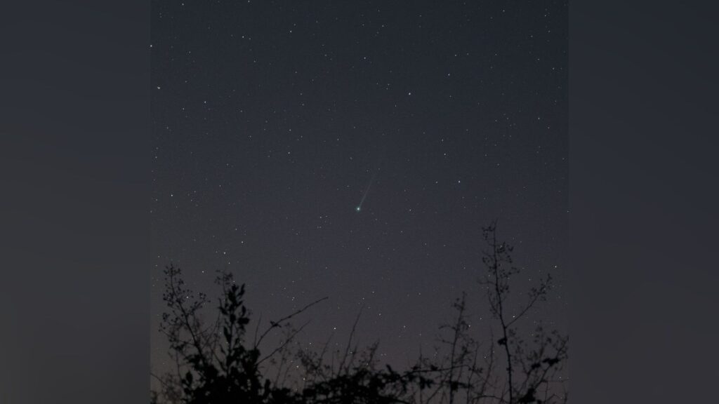 Une nouvelle cométe provisoirement nommée Comet C/2025 F2 (SWAN) survole les collines de Mendip, Somerset, Royaume-Uni aux premières heures du 9 avril. // Source : Josh Dury Une nouvelle cométe provisoirement nommée Comet C/2025 F2 (SWAN) survole les collines de Mendip, Somerset, Royaume-Uni aux premières heures du 9 avril. // Source : Josh Dury