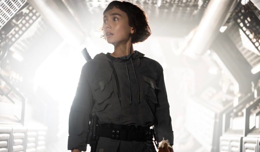 Sydney Chandler interprète Wendy, l'héroïne d'Alien : Earth // Source : Patrick Brown/FX Sydney Chandler interprète Wendy, l'héroïne d'Alien : Earth // Source : Patrick Brown/FX