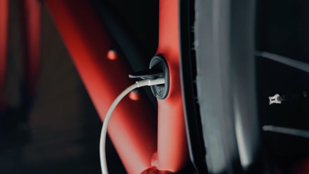 Les vélos électriques Nova peuvent se charger en USB-C // Source : Ampler via YouTube