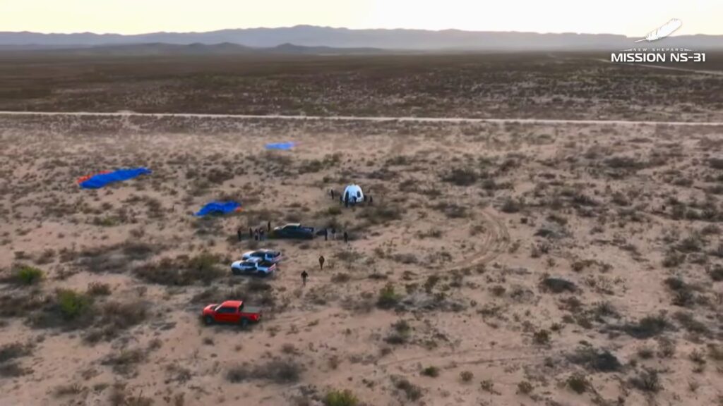 Agitation autour de la capsule pour faire sortir l'équipage. // Source : Capture d'écran YouTube Blue Origin Agitation autour de la capsule pour faire sortir l'équipage. // Source : Capture d'écran YouTube Blue Origin