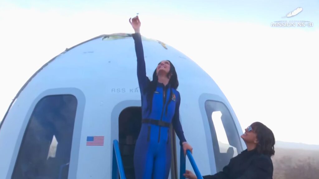 Katy Perry sort de la capsule après le vol. // Source : Capture d'écran YouTube Blue Origin Katy Perry sort de la capsule après le vol. // Source : Capture d'écran YouTube Blue Origin