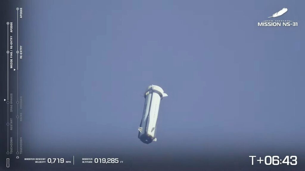 Retour du booster. // Source : Capture d'écran YouTube Blue Origin Retour du booster. // Source : Capture d'écran YouTube Blue Origin