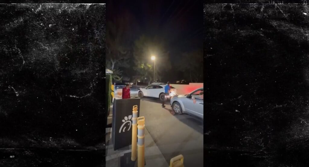 Le restaurant a du fermer le temps que Waymo récupère son robot-taxi // Source : TMZ Le restaurant a du fermer le temps que Waymo récupère son robot-taxi // Source : TMZ