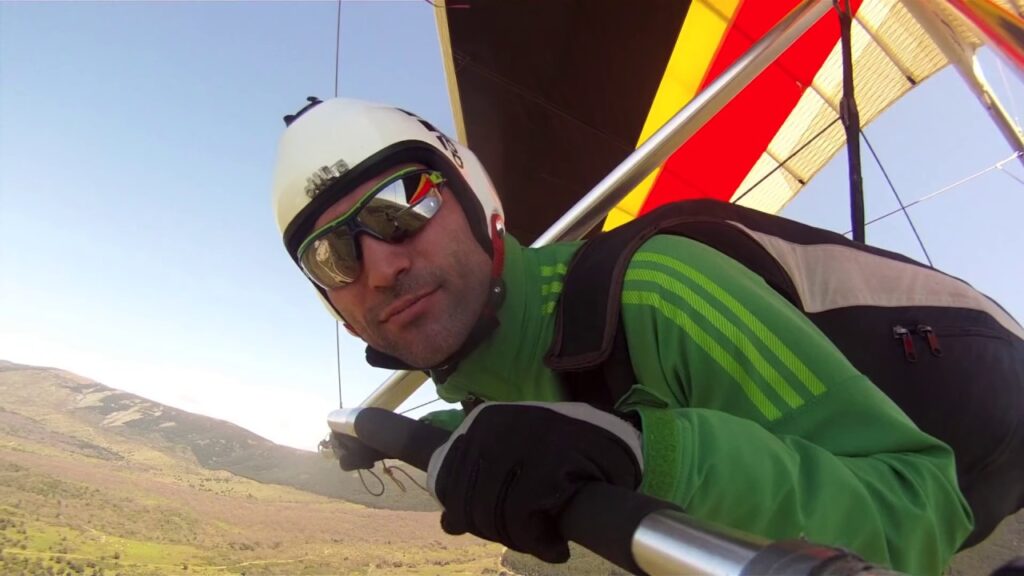 Carlos Suarez en deltaplane // Source : Carlos Suarez via YouTube