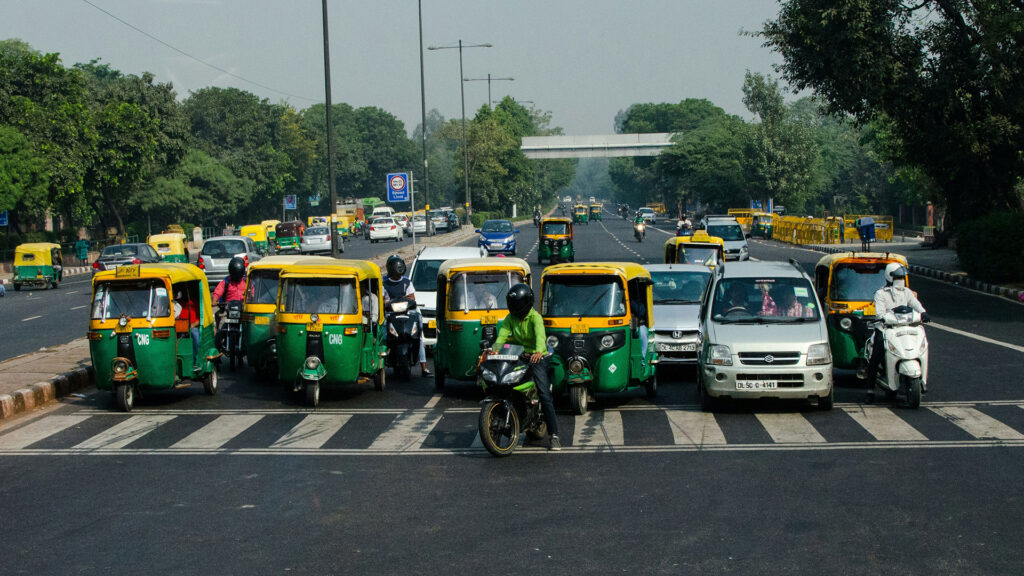 Un parc automobile qui va rapidement changer à New Delhi // Source : Carolina Avinceta - Unsplash Un parc automobile qui va rapidement changer à New Delhi // Source : Carolina Avinceta - Unsplash