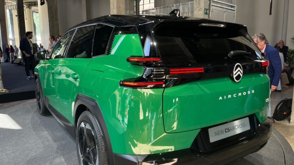 Le nouveau Citroën C5 Aircross (2025) dans sa teinte spéciale Incredible Green // Source : Robin San Vicente pour Numerama Le nouveau Citroën C5 Aircross (2025) dans sa teinte spéciale Incredible Green // Source : Robin San Vicente pour Numerama