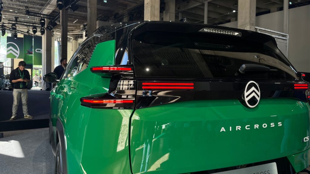 Le nouveau Citroën C5 Aircross (2025) dans sa teinte spéciale Incredible Green // Source : Robin San Vicente pour Numerama