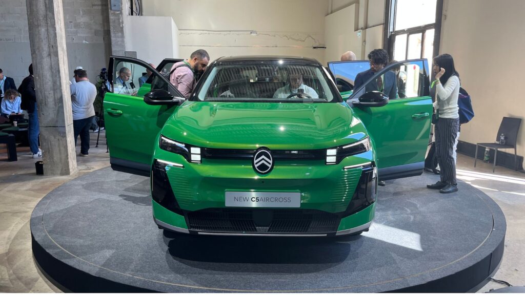 Le nouveau Citroën C5 Aircross (2025) dans sa teinte spéciale Incredible Green // Source : Robin San Vicente pour Numerama