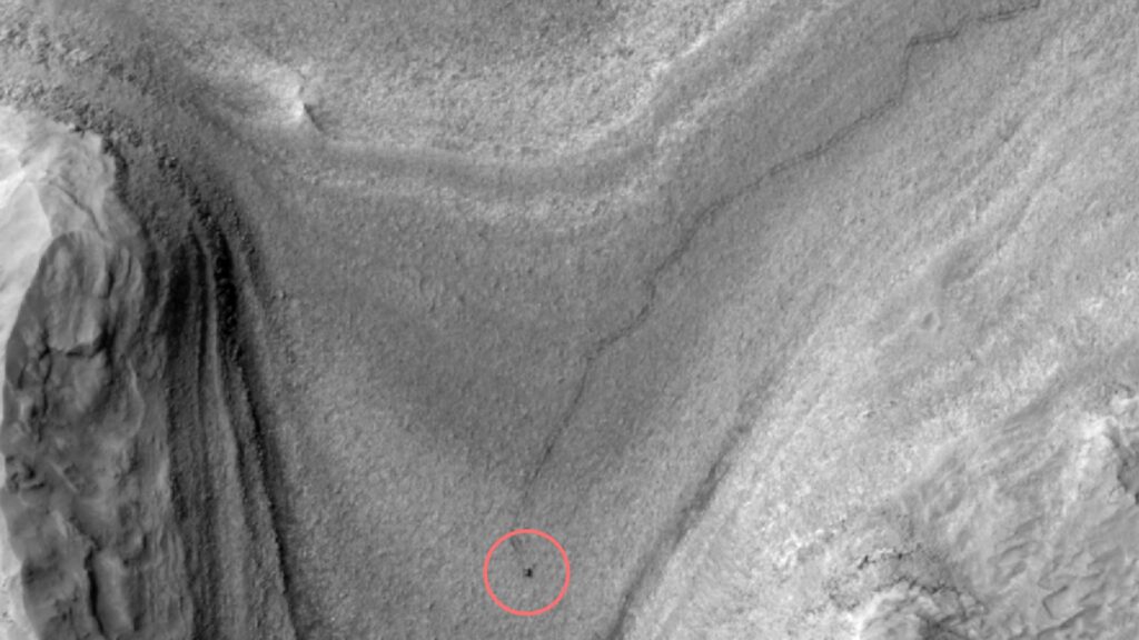 Curiosity sur Mars, en février dernier, vu depuis l'orbite par MRO. // Source : NASA/JPL-Caltech/University of Arizona, annotation Numerama Curiosity sur Mars, en février dernier, vu depuis l'orbite par MRO. // Source : NASA/JPL-Caltech/University of Arizona, annotation Numerama