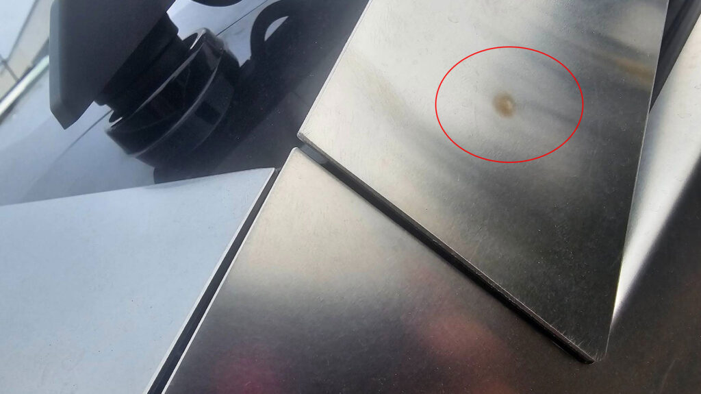 Cybertruck : une trace de soudure visible sur la nouvelle pièce // Source : Cybertruck owner club Cybertruck : une trace de soudure visible sur la nouvelle pièce // Source : Cybertruck owner club