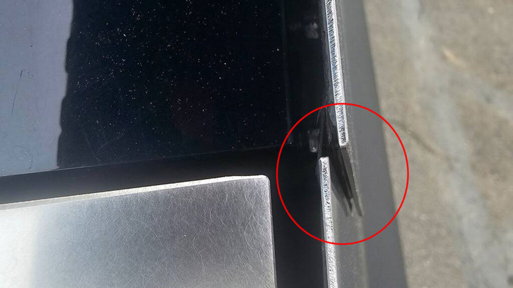 Cybertruck : décalage des panneaux de carrosserie remplacés // Source : Cybertruck owner club Cybertruck : décalage des panneaux de carrosserie remplacés // Source : Cybertruck owner club
